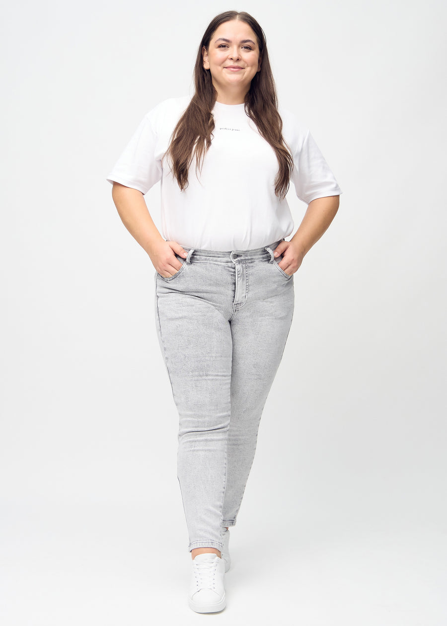 Slim-Jeans für Damen in Hellgrau, Farbe Ashes. Ganzkörperansicht eines Plus-Size-Models in den Jeans.