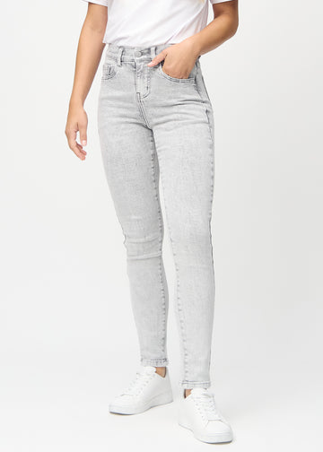 Slim-Jeans für Damen in Hellgrau, Farbe Ashes. Vorderansicht an einem Model, körpernah geschnitten mit etwas mehr Platz am Knöchel.