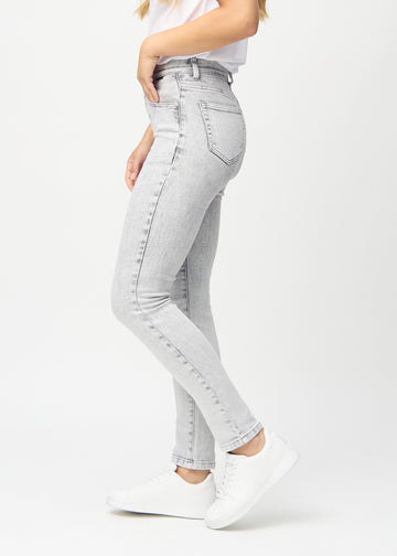 Slim-Jeans für Damen in Hellgrau, Farbe Ashes. Seitenansicht an einem Model.