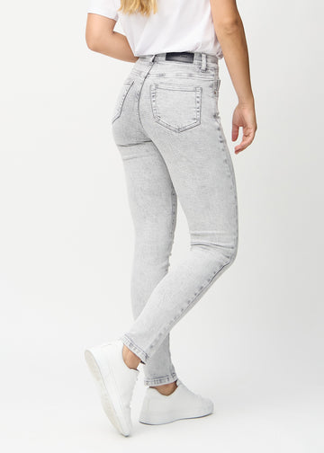 Slim-Jeans für Damen in Hellgrau, Farbe Ashes. Rückansicht an einem Model, die gesamte Passform ist zu sehen.