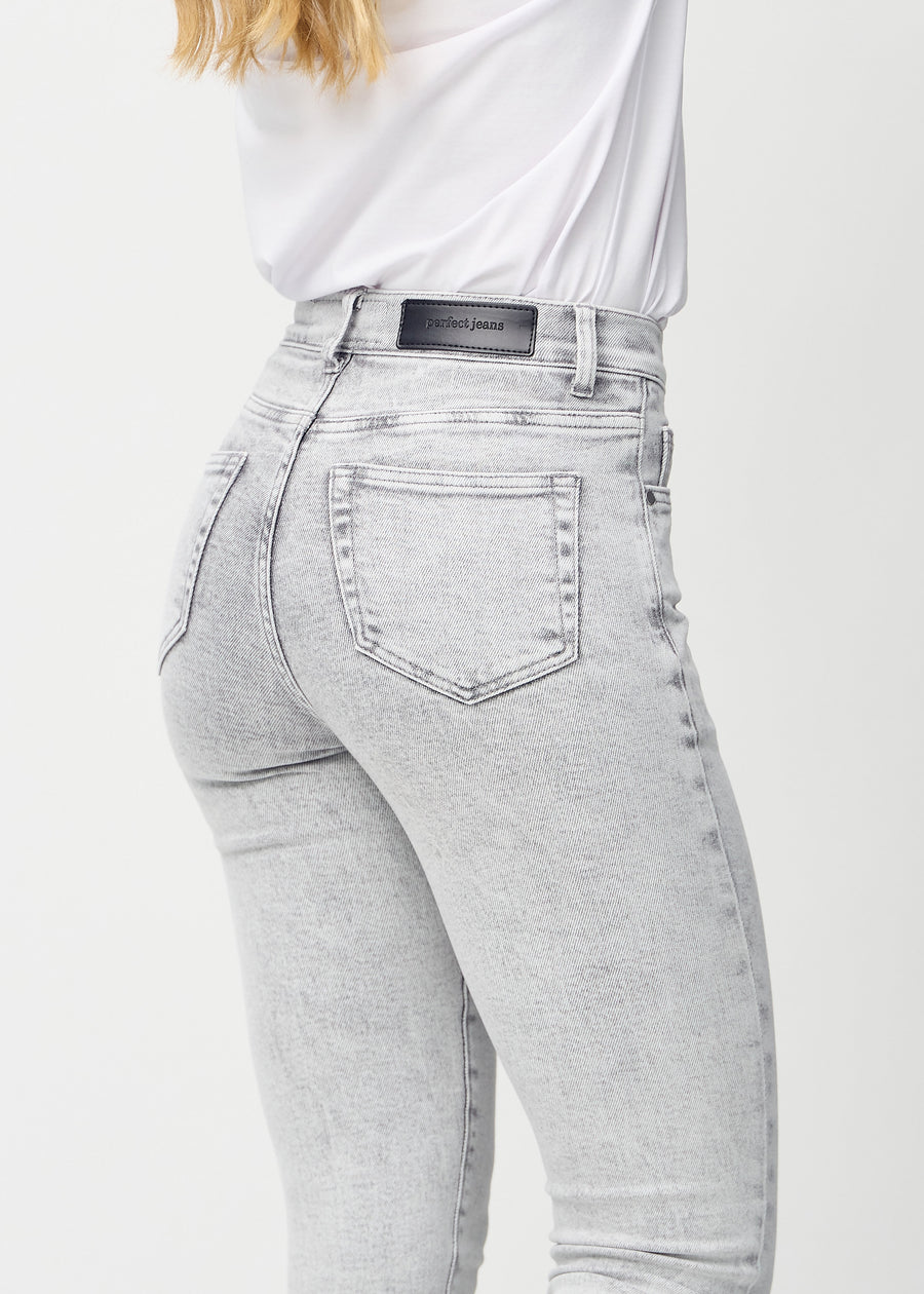 Slim-Jeans für Damen in Hellgrau, Farbe Ashes. Nahaufnahme der Rückseite an einem Model, die Details sind gut erkennbar.