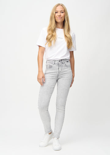 Slim-Jeans für Damen in Hellgrau, Farbe Ashes. Ganzkörperansicht eines Models in den Jeans.
