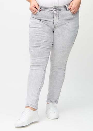 Slim-Jeans für Damen in Hellgrau, Farbe Ashes. Vorderansicht an einem Plus-Size-Model, körpernah geschnitten mit etwas mehr Platz am Knöchel.