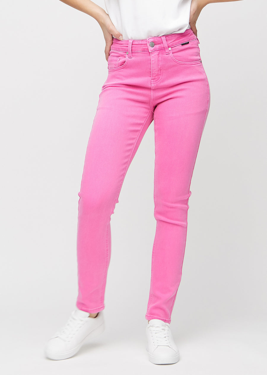 Slim-Jeans für Damen in Hellrosa, Farbe Flamingos. Vorderansicht an einem Model, körpernah geschnitten mit etwas mehr Platz am Knöchel.