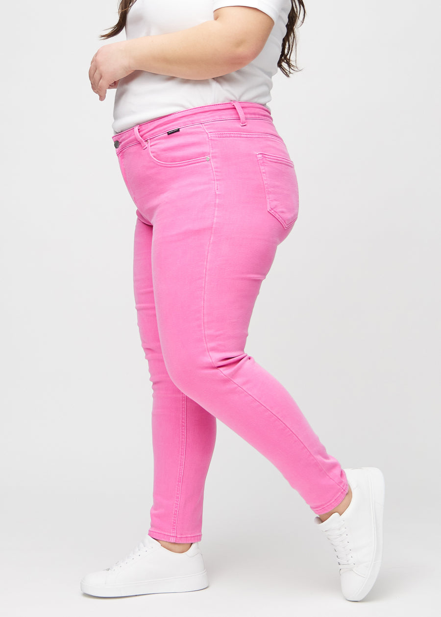Slim-Jeans für Damen in Hellrosa, Farbe Flamingos. Seitenansicht an einem Plus-Size-Model.