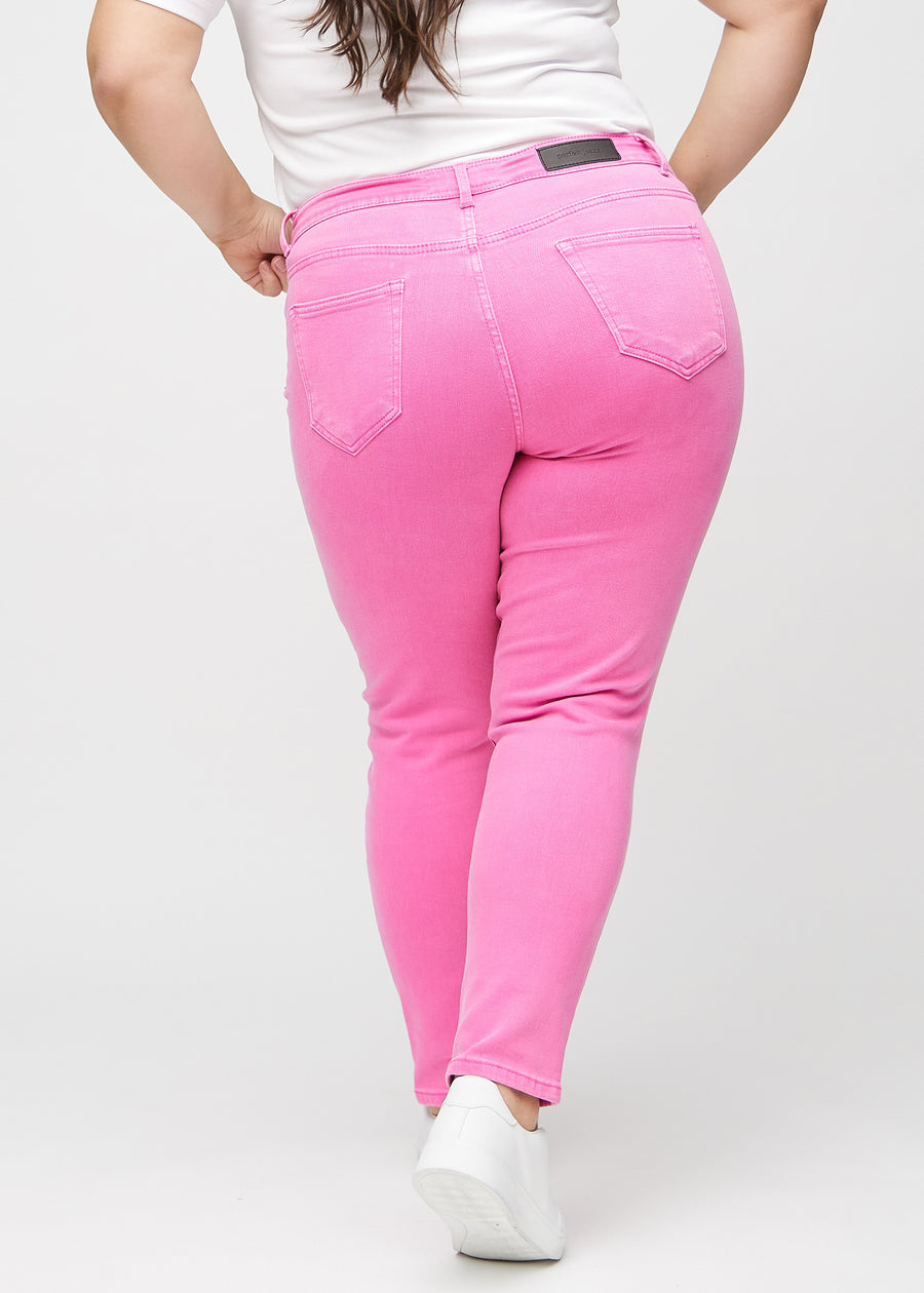 Slim-Jeans für Damen in Hellrosa, Farbe Flamingos. Rückansicht an einem Plus-Size-Model, die gesamte Passform ist zu sehen.