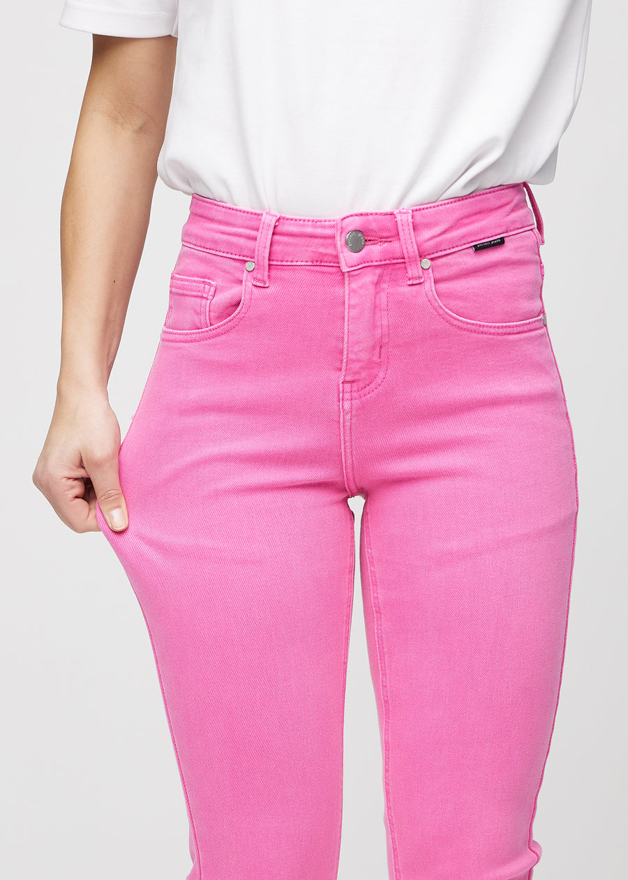 Slim-Jeans für Damen in Hellrosa, Farbe Flamingos. Ein Model zieht am Jeansstoff am Oberschenkel, um den Stretch zu zeigen.
