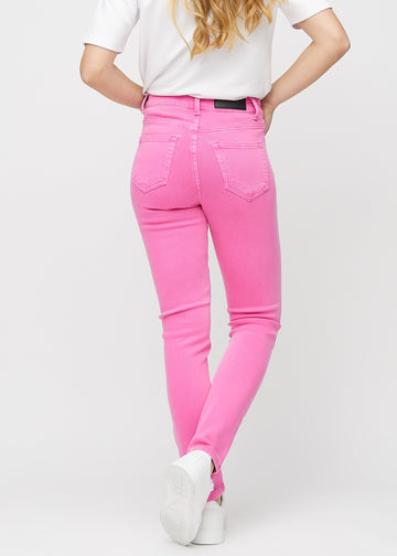 Slim-Jeans für Damen in Hellrosa, Farbe Flamingos. Rückansicht an einem Model, die gesamte Passform ist zu sehen.