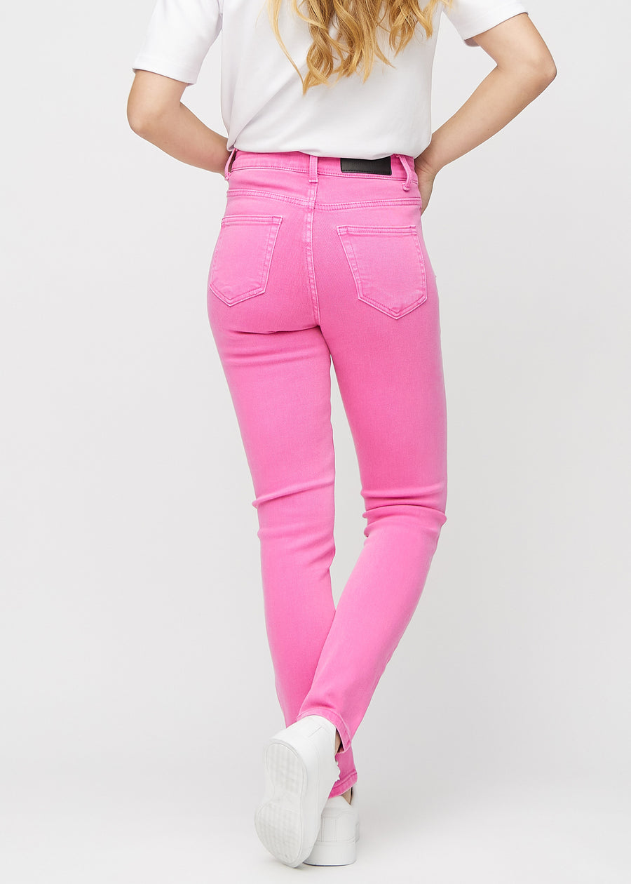 Slim-Jeans für Damen in Hellrosa, Farbe Flamingos. Rückansicht an einem Model, die gesamte Passform ist zu sehen.