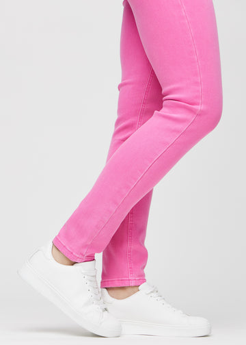 Slim-Jeans für Damen in Hellrosa, Farbe Flamingos. Nahaufnahme an den Knöcheln eines Models, um die Passform am Beinabschluss zu zeigen.