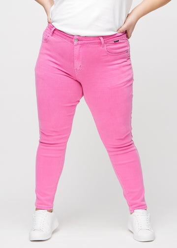 Slim-Jeans für Damen in Hellrosa, Farbe Flamingos. Vorderansicht an einem Plus-Size-Model, körpernah geschnitten mit etwas mehr Platz am Knöchel.