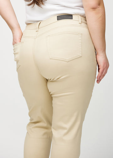 Slim-Jeans für Damen in Beige, Farbe Gazelles. Nahaufnahme der Rückseite an einem Plus-Size-Model, die Details sind gut erkennbar.
