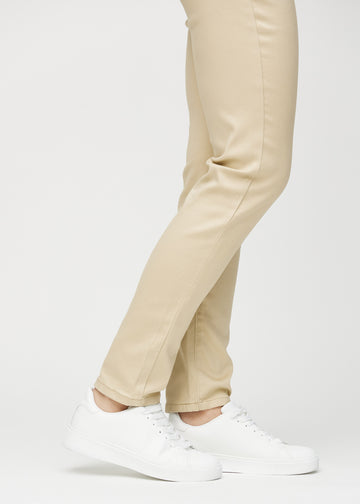 Slim-Jeans für Damen in Beige, Farbe Gazelles. Nahaufnahme an den Knöcheln eines Models, um die Passform am Beinabschluss zu zeigen.