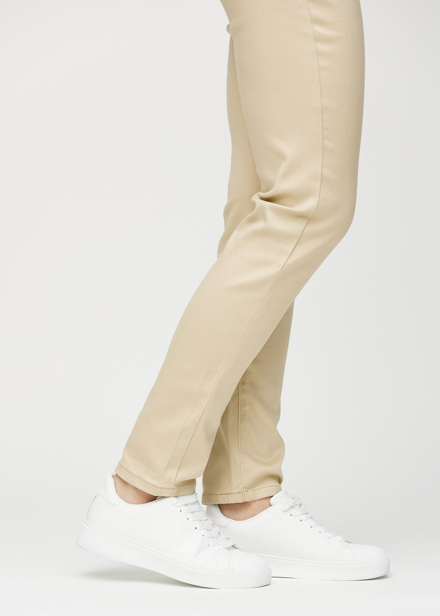 Slim-Jeans für Damen in Beige, Farbe Gazelles. Nahaufnahme an den Knöcheln eines Models, um die Passform am Beinabschluss zu zeigen.