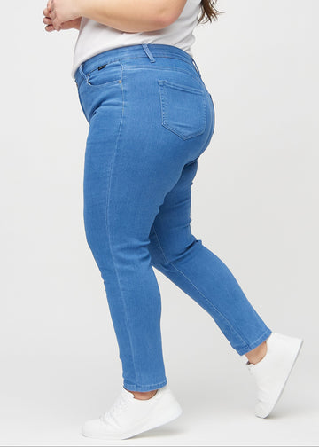 Slim-Jeans für Damen in Blau, Farbe Geraniums. Seitenansicht an einem Plus-Size-Model.