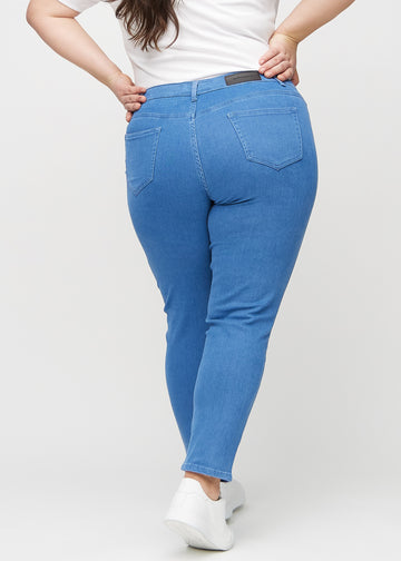 Slim-Jeans für Damen in Blau, Farbe Geraniums. Rückansicht an einem Plus-Size-Model, die gesamte Passform ist zu sehen.