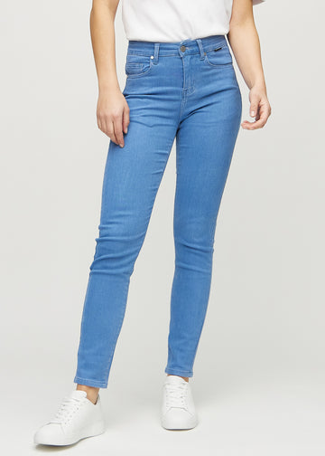 Slim-Jeans für Damen in Blau, Farbe Geraniums. Vorderansicht an einem Model, körpernah geschnitten mit etwas mehr Platz am Knöchel.