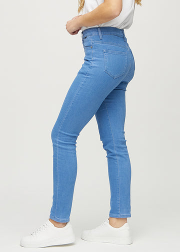 Slim-Jeans für Damen in Blau, Farbe Geraniums. Seitenansicht an einem Model.
