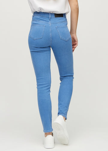 Slim-Jeans für Damen in Blau, Farbe Geraniums. Rückansicht an einem Model, die gesamte Passform ist zu sehen.