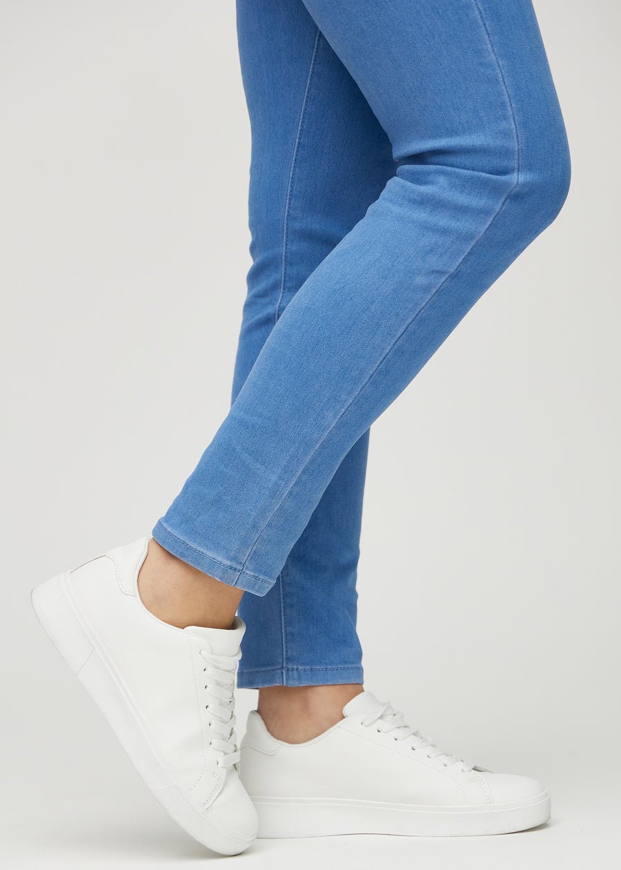 Slim-Jeans für Damen in Blau, Farbe Geraniums. Nahaufnahme an den Knöcheln eines Models, um die Passform am Beinabschluss zu zeigen.