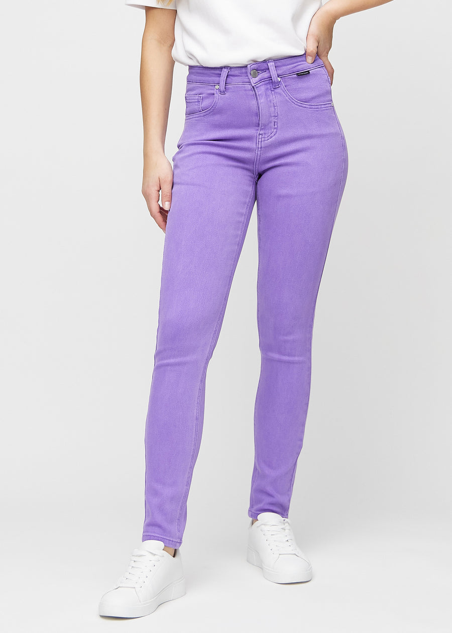 Slim-Jeans für Damen in Lila, Farbe Lavenders. Vorderansicht an einem Model, körpernah geschnitten mit etwas mehr Platz am Knöchel.