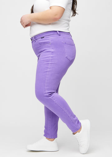 Slim-Jeans für Damen in Lila, Farbe Lavenders. Seitenansicht an einem Plus-Size-Model.
