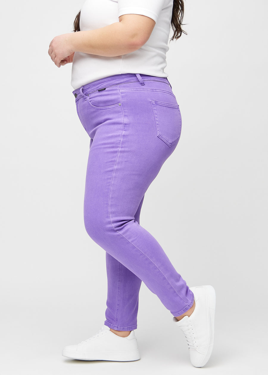 Slim-Jeans für Damen in Lila, Farbe Lavenders. Seitenansicht an einem Plus-Size-Model.