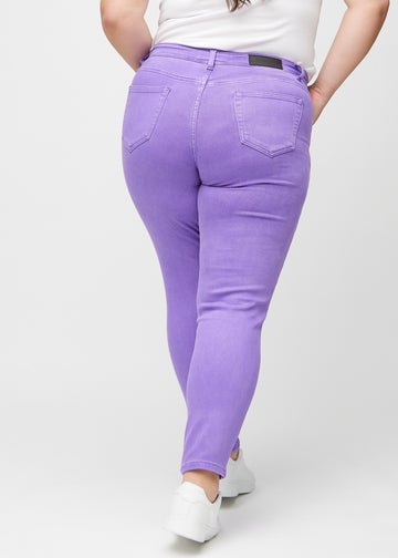 Slim-Jeans für Damen in Lila, Farbe Lavenders. Rückansicht an einem Plus-Size-Model, die gesamte Passform ist zu sehen.