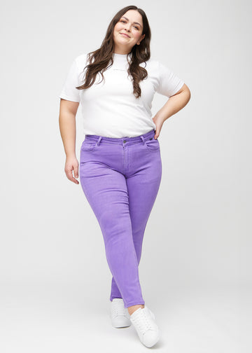 Slim-Jeans für Damen in Lila, Farbe Lavenders. Ganzkörperansicht eines Plus-Size-Models in den Jeans.