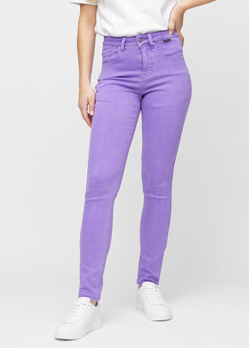 Slim-Jeans für Damen in Lila, Farbe Lavenders. Vorderansicht an einem Model, körpernah geschnitten mit etwas mehr Platz am Knöchel.