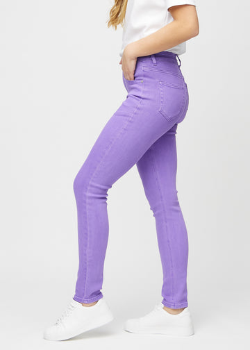 Slim-Jeans für Damen in Lila, Farbe Lavenders. Seitenansicht an einem Model.
