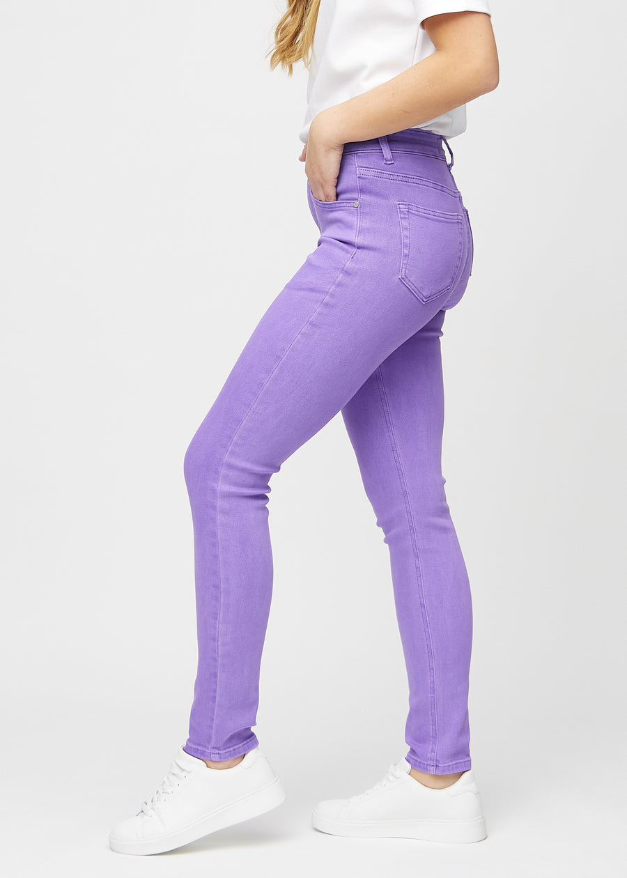 Slim-Jeans für Damen in Lila, Farbe Lavenders. Seitenansicht an einem Model.