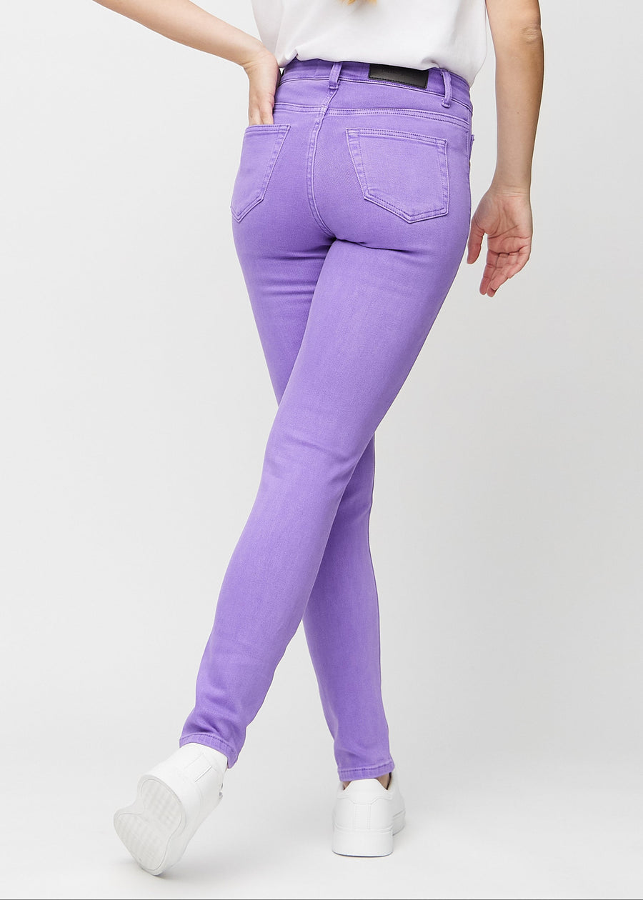 Slim-Jeans für Damen in Lila, Farbe Lavenders. Rückansicht an einem Model, die gesamte Passform ist zu sehen.
