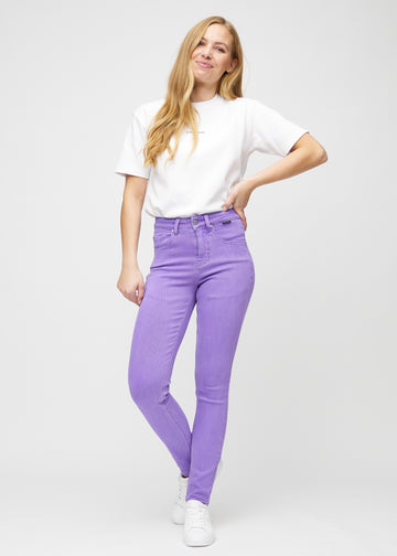 Slim-Jeans für Damen in Lila, Farbe Lavenders. Ganzkörperansicht eines Models in den Jeans.