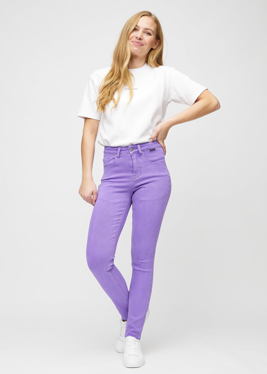Slim-Jeans für Damen in Lila, Farbe Lavenders. Ganzkörperansicht eines Models in den Jeans.