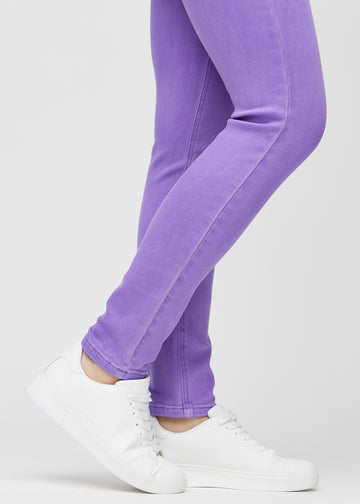 Slim-Jeans für Damen in Lila, Farbe Lavenders. Nahaufnahme an den Knöcheln eines Models, um die Passform am Beinabschluss zu zeigen.