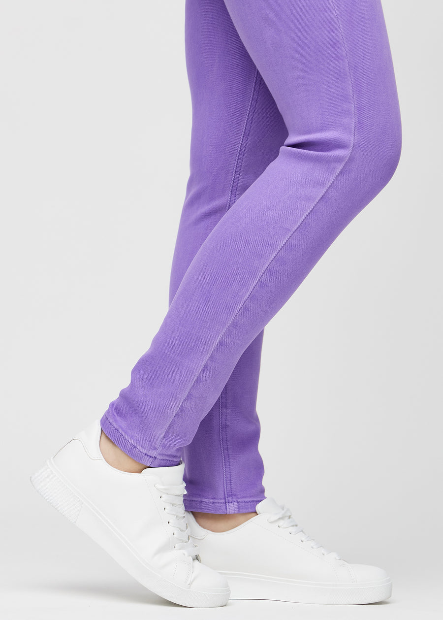 Slim-Jeans für Damen in Lila, Farbe Lavenders. Nahaufnahme an den Knöcheln eines Models, um die Passform am Beinabschluss zu zeigen.