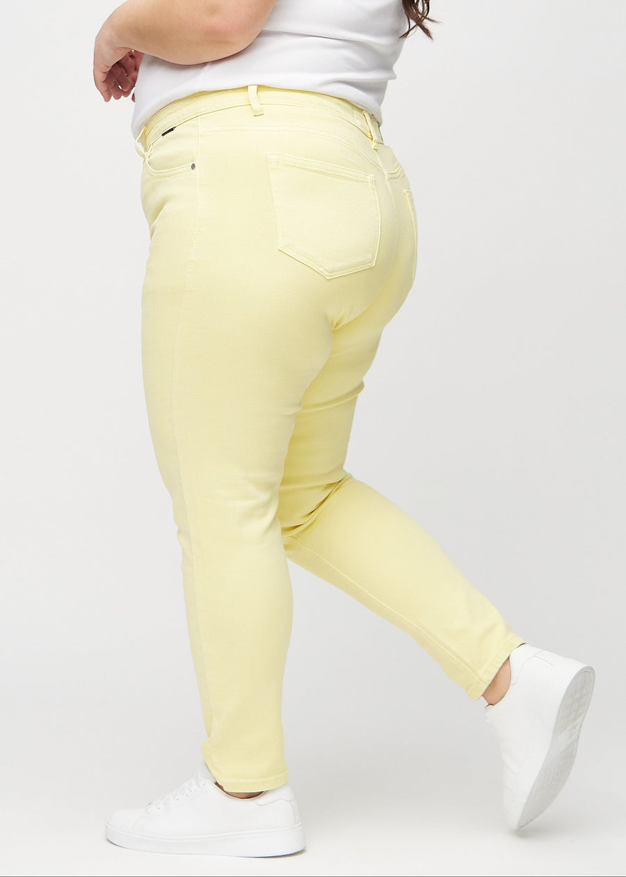 Slim-Jeans für Damen in Hellgelb, Farbe Lemonades. Seitenansicht an einem Plus-Size-Model.