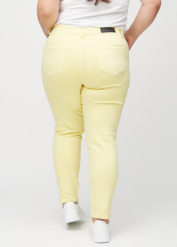 Slim-Jeans für Damen in Hellgelb, Farbe Lemonades. Rückansicht an einem Plus-Size-Model, die gesamte Passform ist zu sehen.