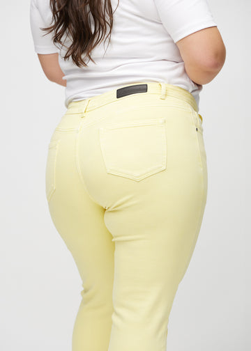 Slim-Jeans für Damen in Hellgelb, Farbe Lemonades. Nahaufnahme der Rückseite an einem Plus-Size-Model, die Details sind gut erkennbar.