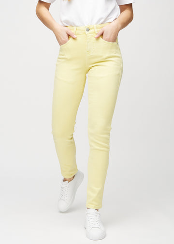 Slim-Jeans für Damen in Hellgelb, Farbe Lemonades. Vorderansicht an einem Model, körpernah geschnitten mit etwas mehr Platz am Knöchel.