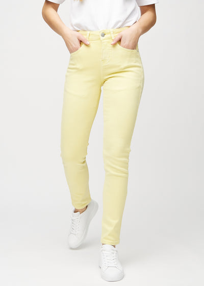 Hellgelbe slim jeans, Modellname Lemonades, die am Bein eng anliegen, jedoch am Knöchel etwas lockerer sind, von vorne gesehen.