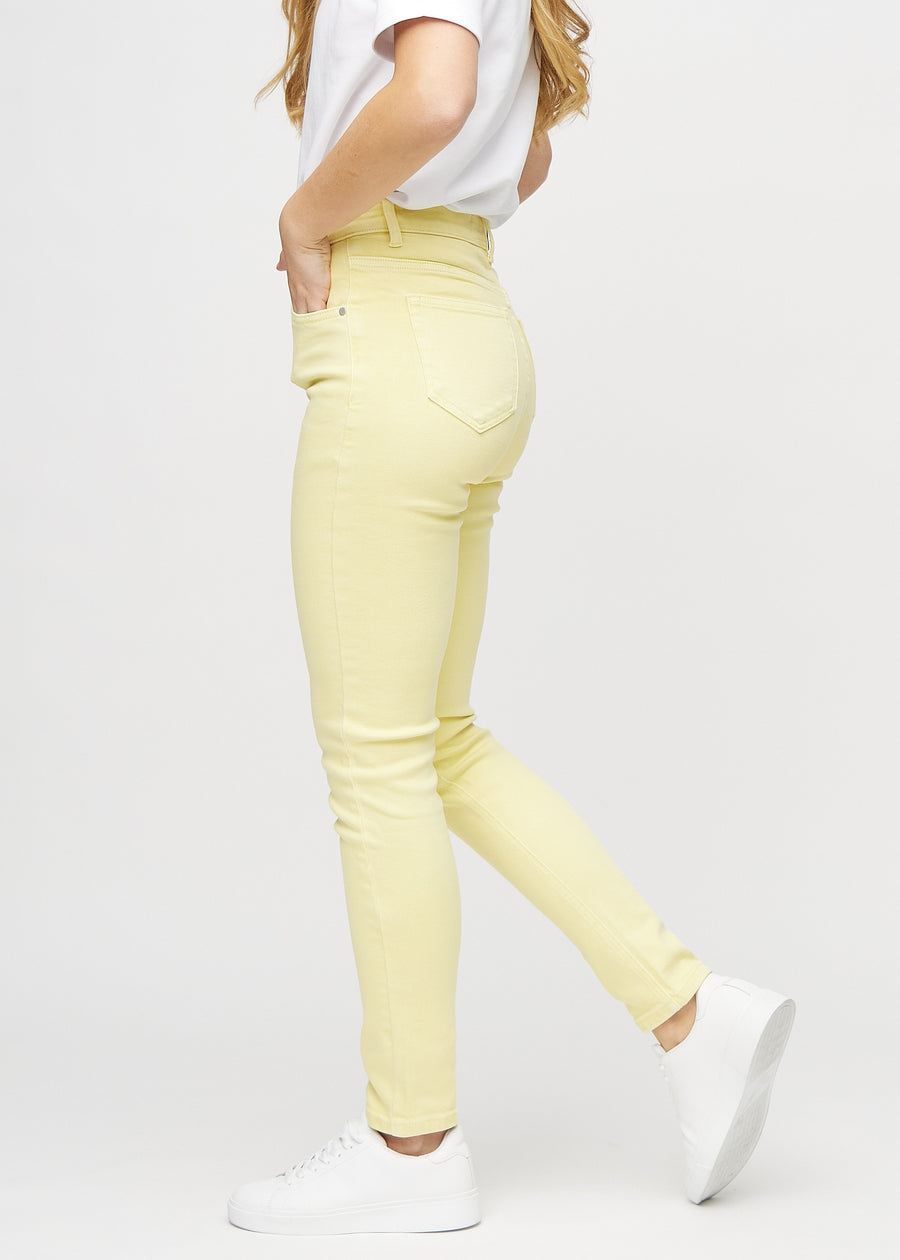 Slim-Jeans für Damen in Hellgelb, Farbe Lemonades. Seitenansicht an einem Model.