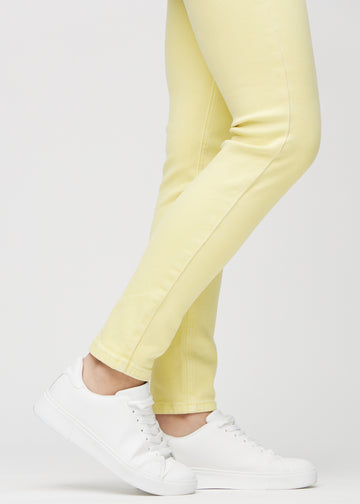 Slim-Jeans für Damen in Hellgelb, Farbe Lemonades. Nahaufnahme an den Knöcheln eines Models, um die Passform am Beinabschluss zu zeigen.