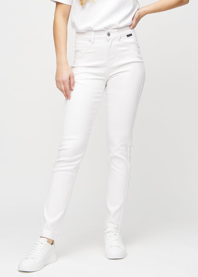 Slim-Jeans für Damen in Weiß, Farbe Marguerites. Vorderansicht an einem Model, körpernah geschnitten mit etwas mehr Platz am Knöchel.