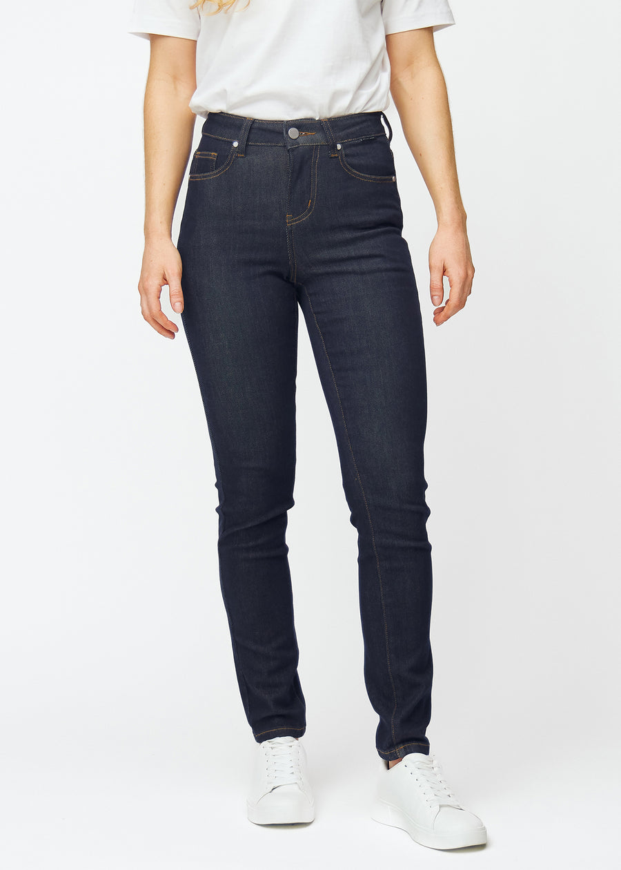 Tief dunkelblaue Denim jeans für Damen in der Farbe Midnights mit slim Passform, die von der Taille bis zum Knöchel figurbetont geschnitten ist, von vorne gesehen.