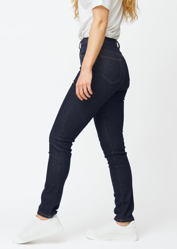 Tief dunkelblaue Denim jeans für Damen in der Farbe Midnights mit slim Passform, von der Seite am Model gesehen.
