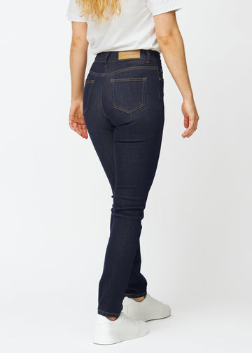 Tief dunkelblaue Denim jeans für Damen in der Farbe Midnights, von hinten gesehen.