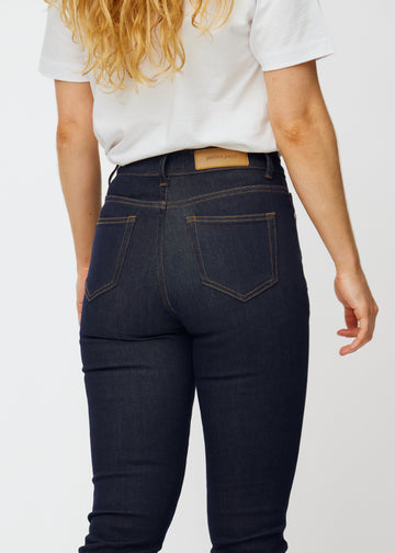 Tief dunkelblaue Denim jeans für Damen in der Farbe Midnights, von hinten in Nahaufnahme gesehen, um Passform und Details zu zeigen.