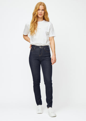Ganzkörperbild eines Models in tief dunkelblauer Denim jeans für Damen in der Farbe Midnights mit slim Passform.